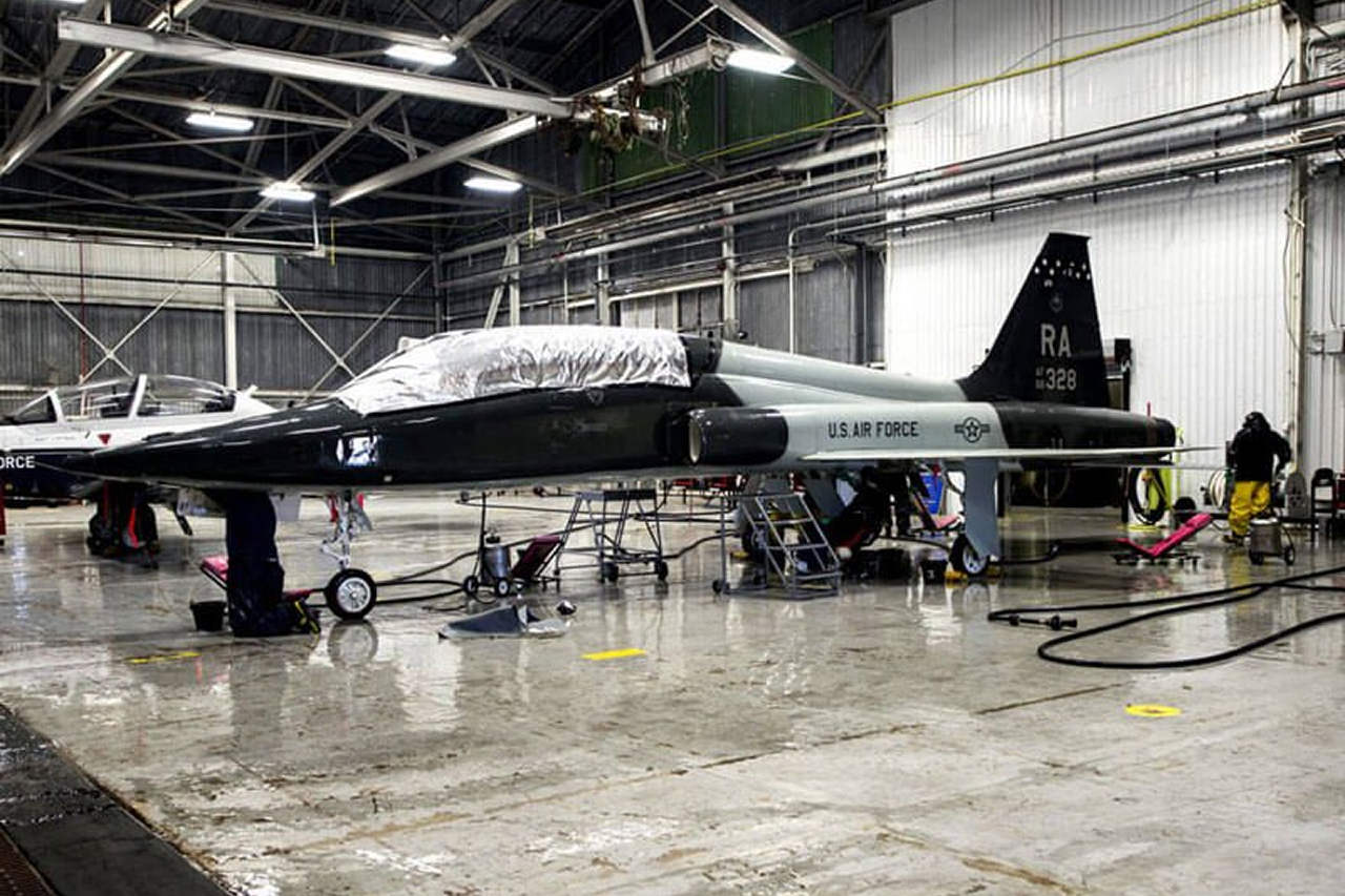 In-hangar-wingman-air-force